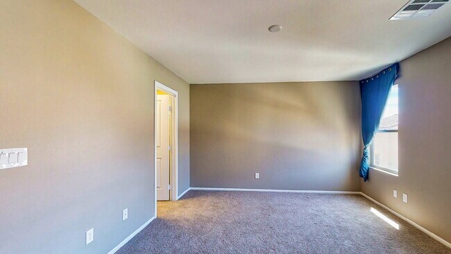 Building Photo - HOLIDAY SPECIAL! SIGN YOUR LEASE BY 12.31.25 AND RECEIVE THE FIRST 2 WEEKS RENT FREE!!  Beautiful...