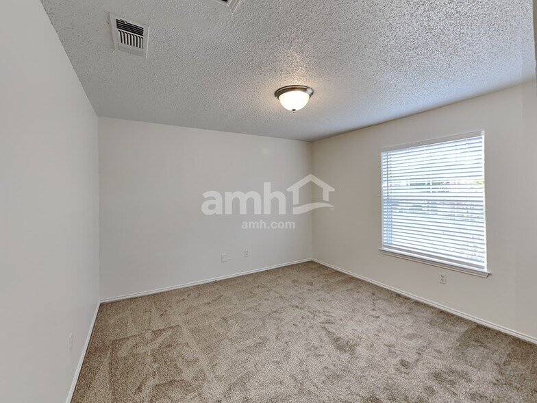 Building Photo - 736 Trees Dr
