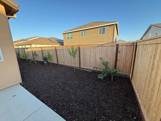 Building Photo - Brand NEW single story home in Hughson!