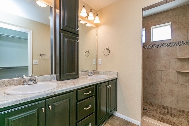 Building Photo - Beautiful 3 Bed 2.5 Bath in Thompson River...