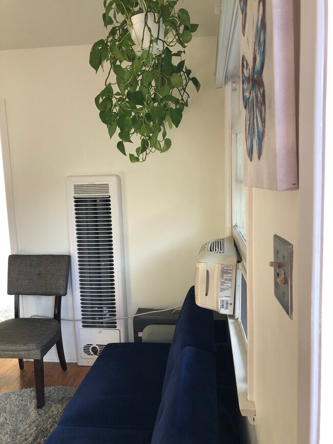 Building Photo - 3023 E 5th St