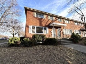 Building Photo - 929 W North Ave