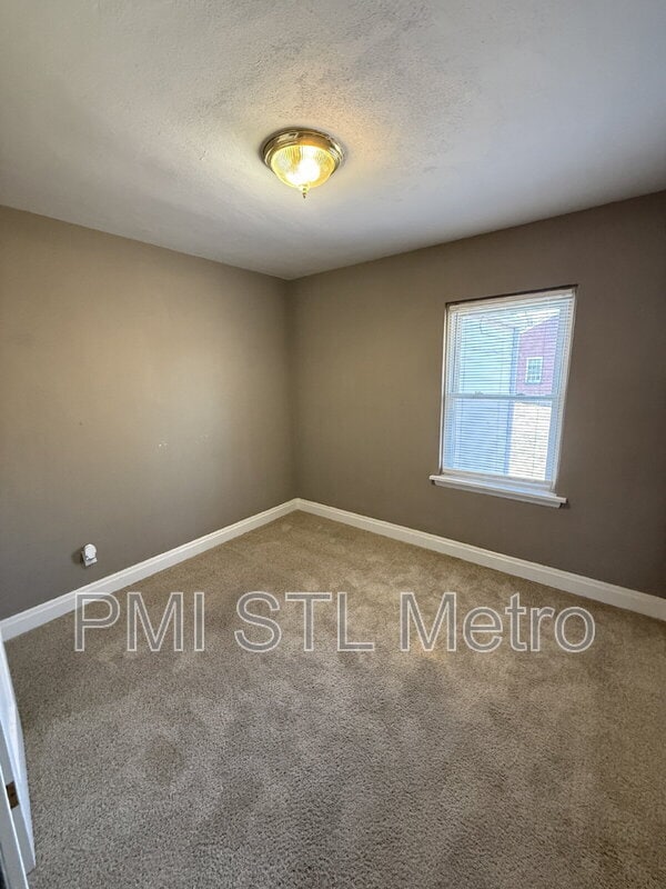 Building Photo - 6737 Kenwood Dr