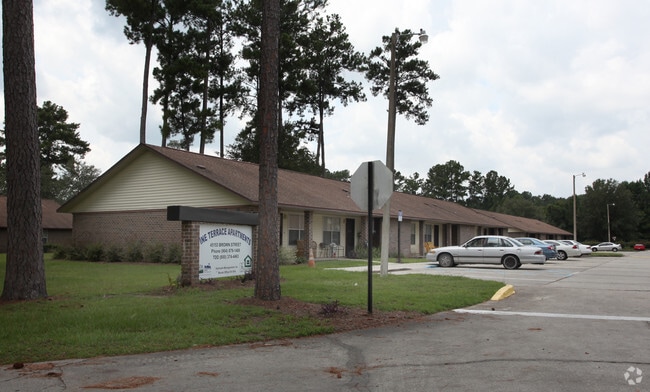 Building Photo - Pine Terrace I