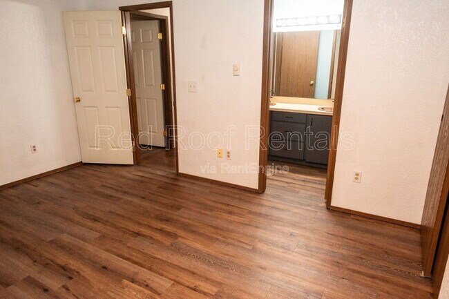 Building Photo - 13702 14th Ave S