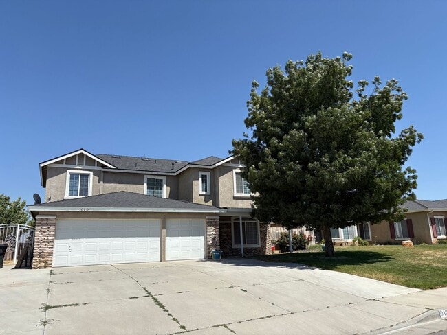 Building Photo - GRAND 4-Bedroom Home in Tehachapi City