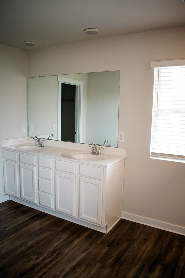 Building Photo - Spacious 3-Bedroom Home with Loft – Minute...