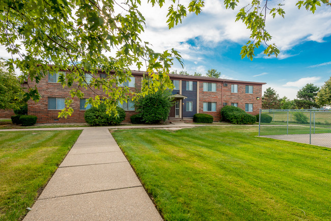 Building Photo - Golf Manor Apartments