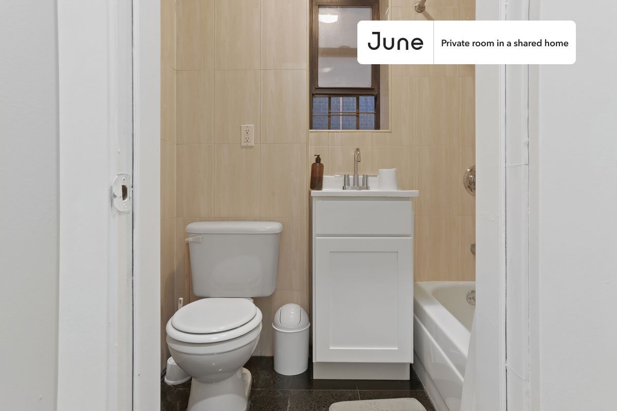 Building Photo - Private bedroom in 3 bed/1 bath Home