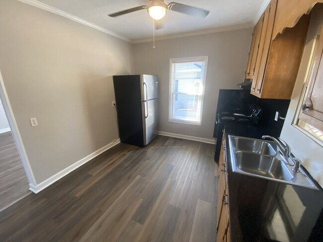 Building Photo - 2bd/1ba Renovated House near Downtown w/ Huge Fenced Backyard & 2 Carport