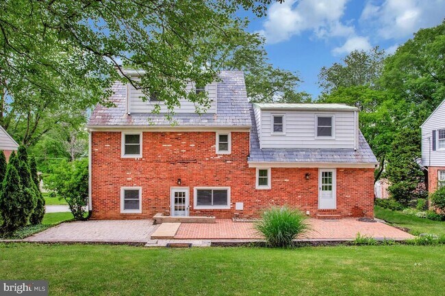 Building Photo - 8205 Robin Hood Ct