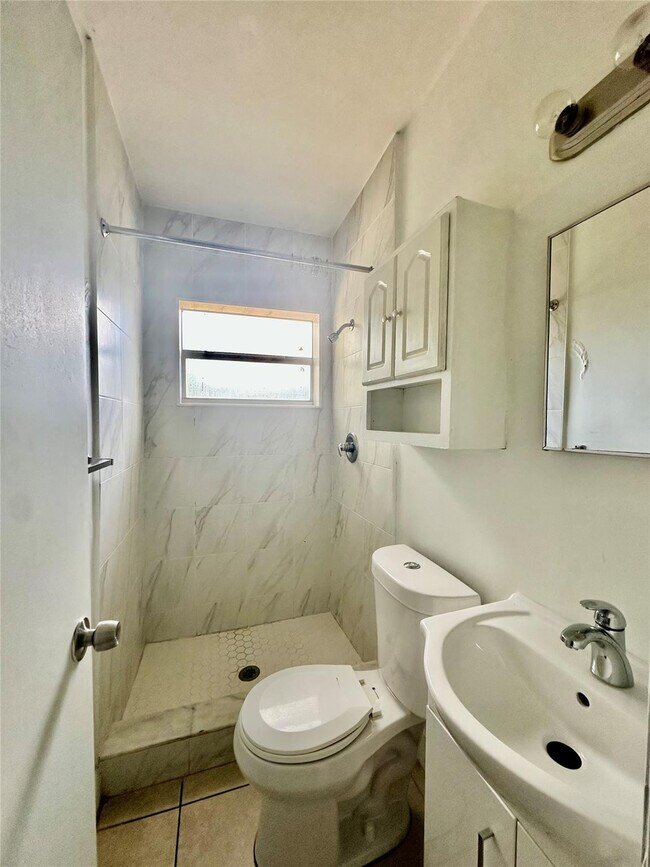 Building Photo - 424 NW 15th Terrace