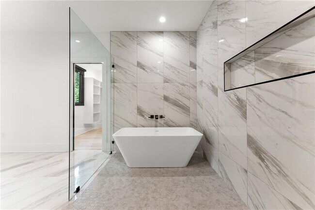 Building Photo - 151 S Pointe Dr