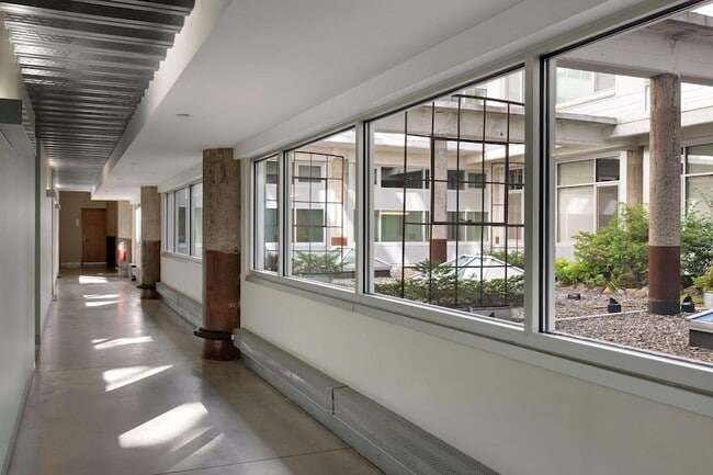 Building Photo - 700 N Washington Ave