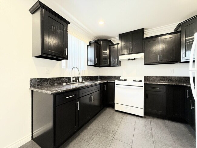 Building Photo - 116 W 50th St