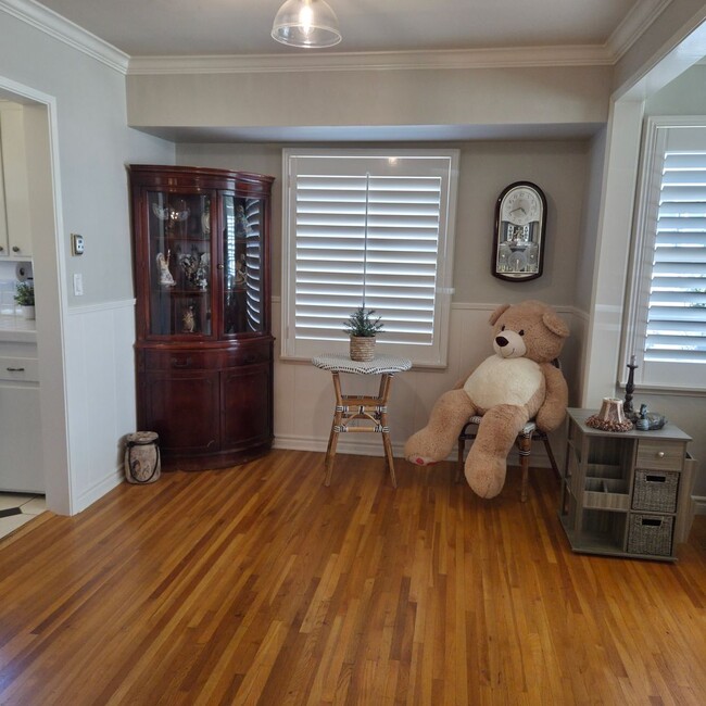 Building Photo - 1121 N Cambridge Ave