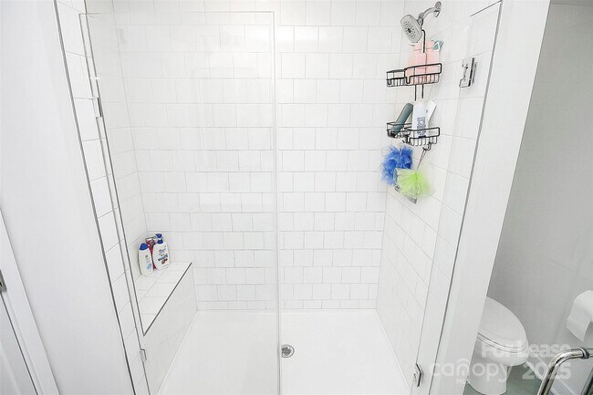 Building Photo - 256 Parkwood Ave