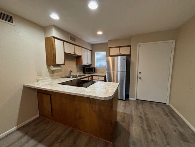 Building Photo - 2 Bedroom - 2 Bath Condo
