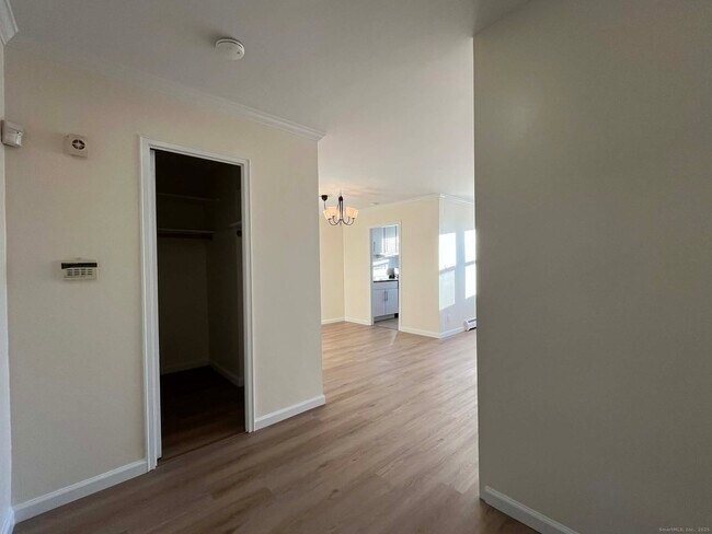 Building Photo - 30 Glenbrook Rd