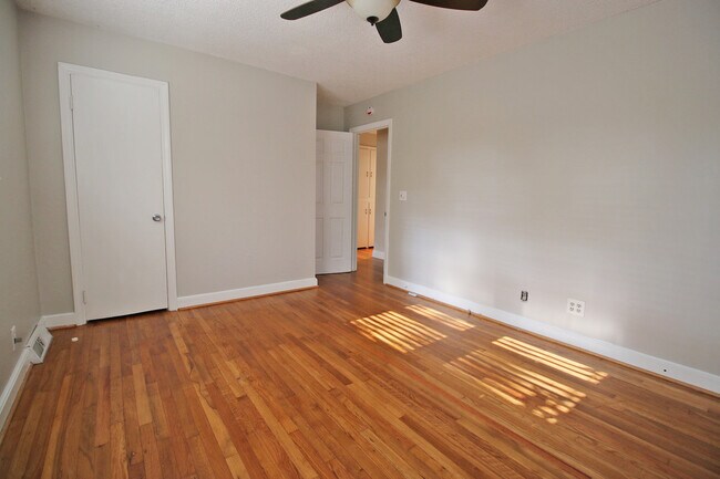 Building Photo - 2807 Holt Dr