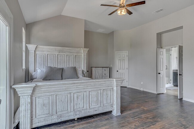 Building Photo - 105 Golden Rd