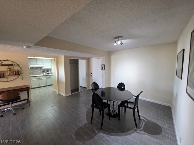 Building Photo - 750 S Royal Crest Cir
