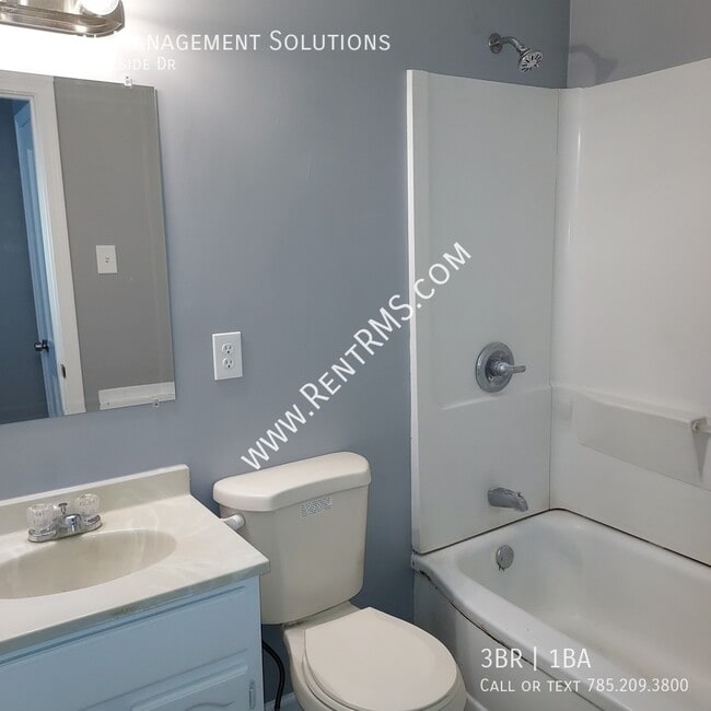 Building Photo - 117 SW Hillside Dr