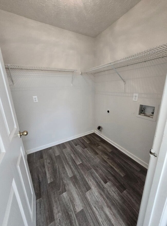 Building Photo - North Columbus 3 Bedrooms 2 Baths fenced