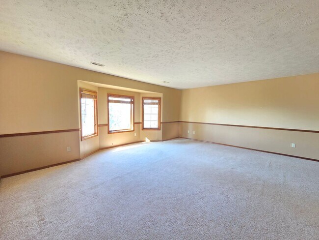 Building Photo - $3,800 - 5 Bed / 4 Baths Stunning Northwood Home with Views