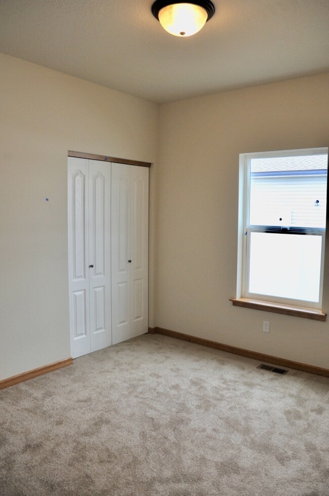 Building Photo - 3 bed 2 bath Crown Pointe Neighborhood wit...