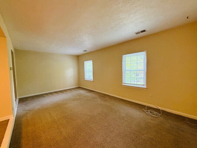Building Photo - 4 Bedroom, 2.5 Bath Townhouse