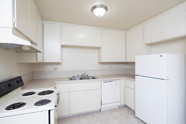 Building Photo - 5494 Reservoir Dr