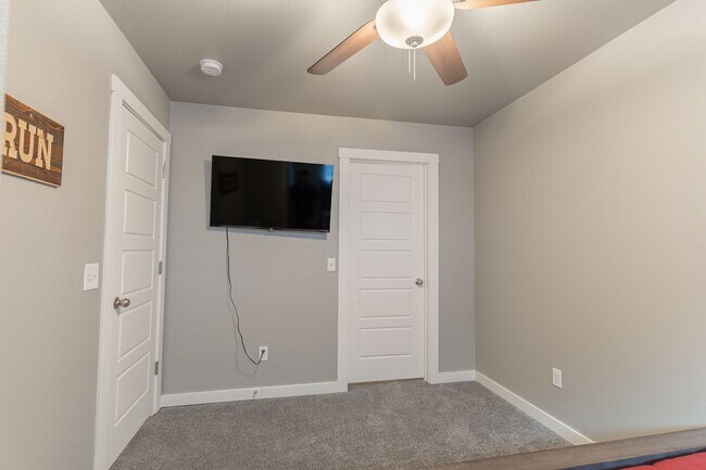 Building Photo - Fully Furnished Condo!!  3 bedroom 2.5 bath minutes from the U of A!!!!