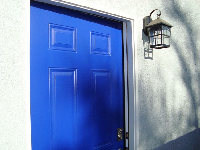 Building Photo - 615 E 2nd St