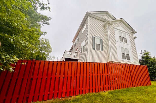 Building Photo - 22702 Lamoreaux Landing Square