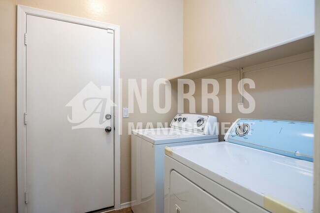 Building Photo - Great Home, Location and Move-In Ready!