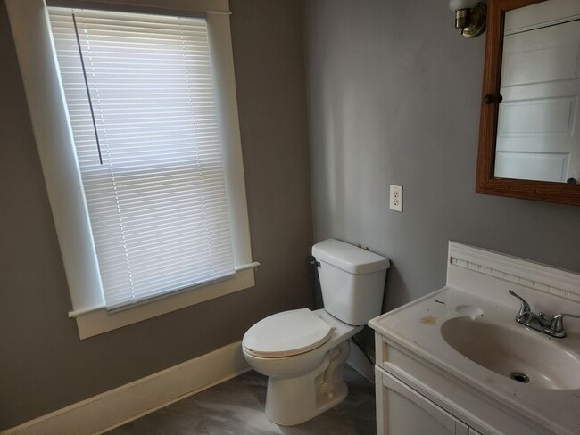 Building Photo - 3 Bedroom, 1.5 Bathroom House