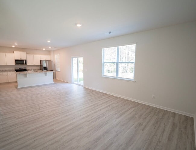 Building Photo - AVAILABLE NOW!