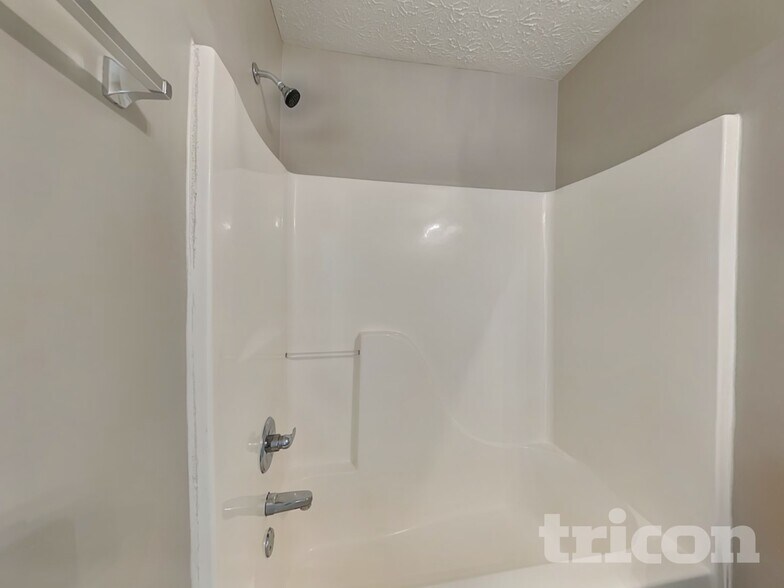 Building Photo - 410 Red Oak Ct