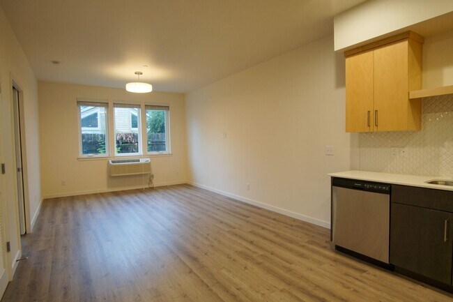 Building Photo - Spacious 2nd Floor 2-Bed in John's Landing...