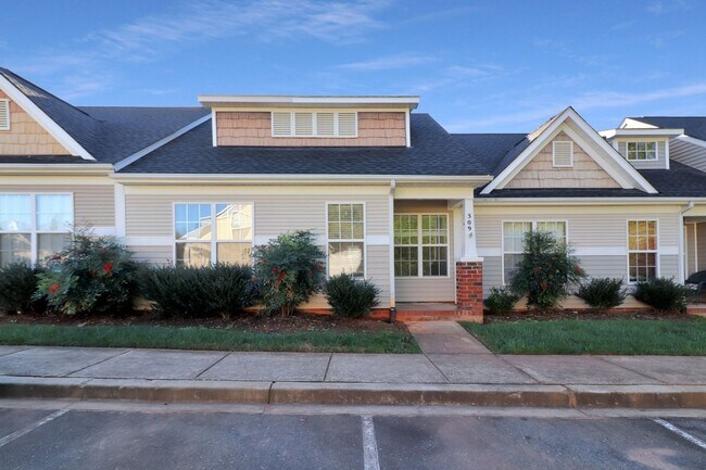 Building Photo - Light and bright 3 bedroom 2 bath townhome...