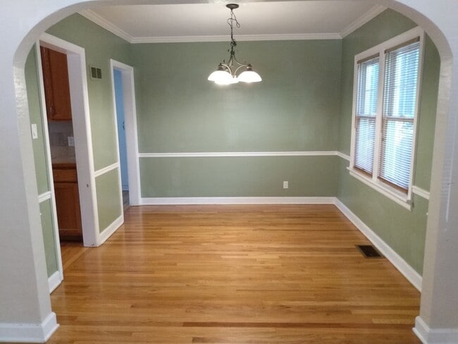 Building Photo - SUPER CUTE 3 BED/2 BATH BUNGALOW IN OLD TO...