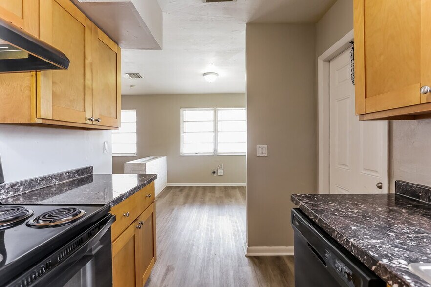 Building Photo - 811 SW 28th Terrace