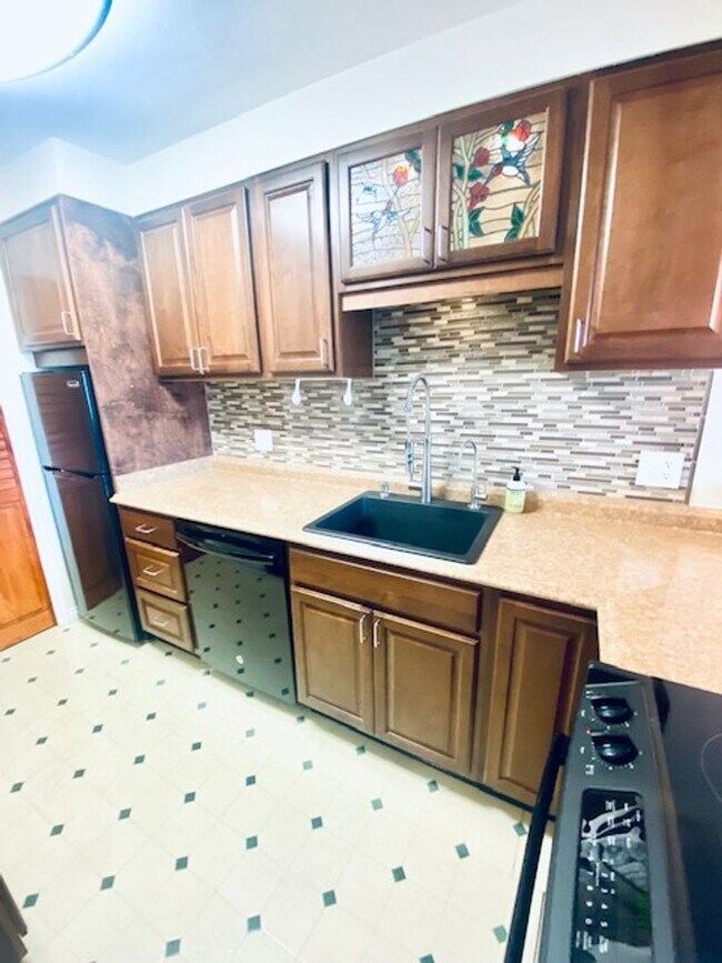 Building Photo - Broadway Condo
