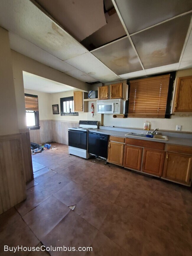 Building Photo - 3 br, 1 bath House - 614 S Warren Ave