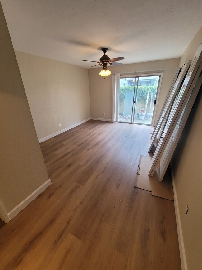 Building Photo - Remodeled 2/2 patio home for rent in sought-after central Phoenix area.