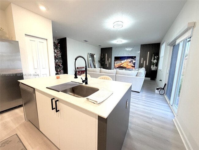 Building Photo - 2661 SE 24th Ct