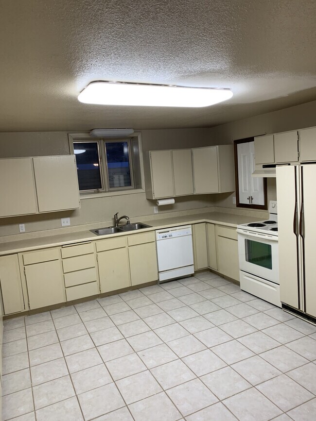 Building Photo - Rambling apartment B