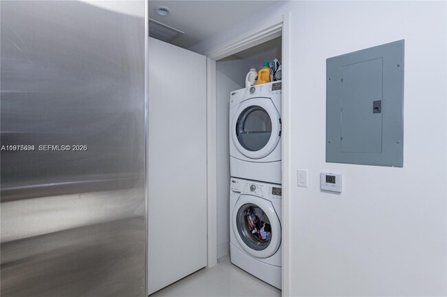 Building Photo - 1300 Brickell Bay Dr