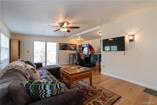 Building Photo - 401 Nichols St